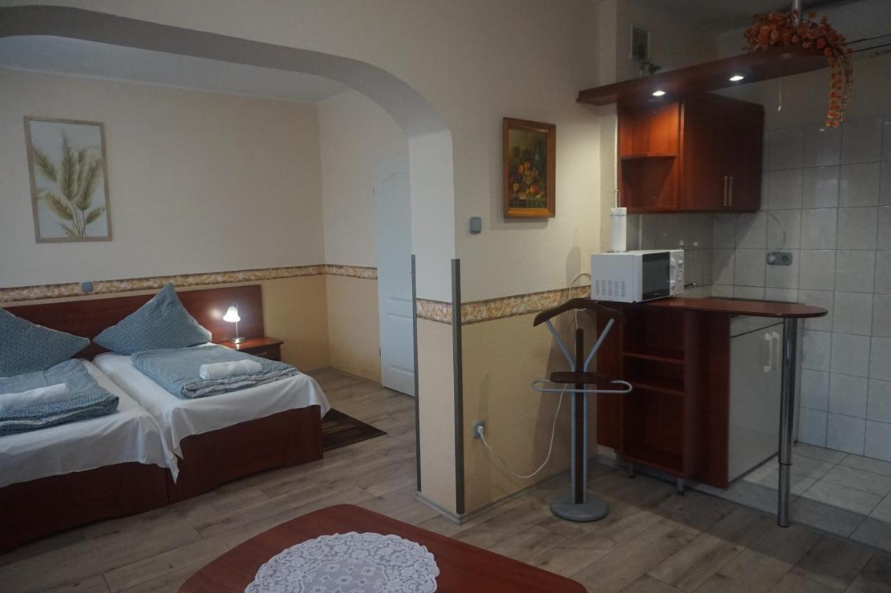 Hotel Ajka Uezlethaz Panzio Ajka Exterior foto