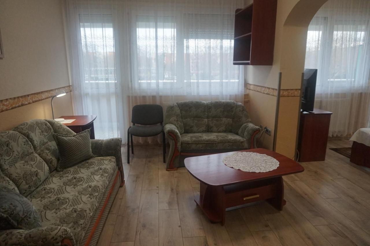 Hotel Ajka Uezlethaz Panzio Ajka Exterior foto