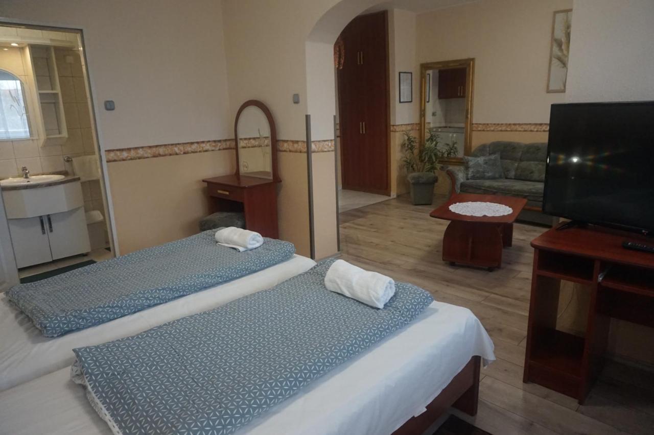 Hotel Ajka Uezlethaz Panzio Ajka Exterior foto